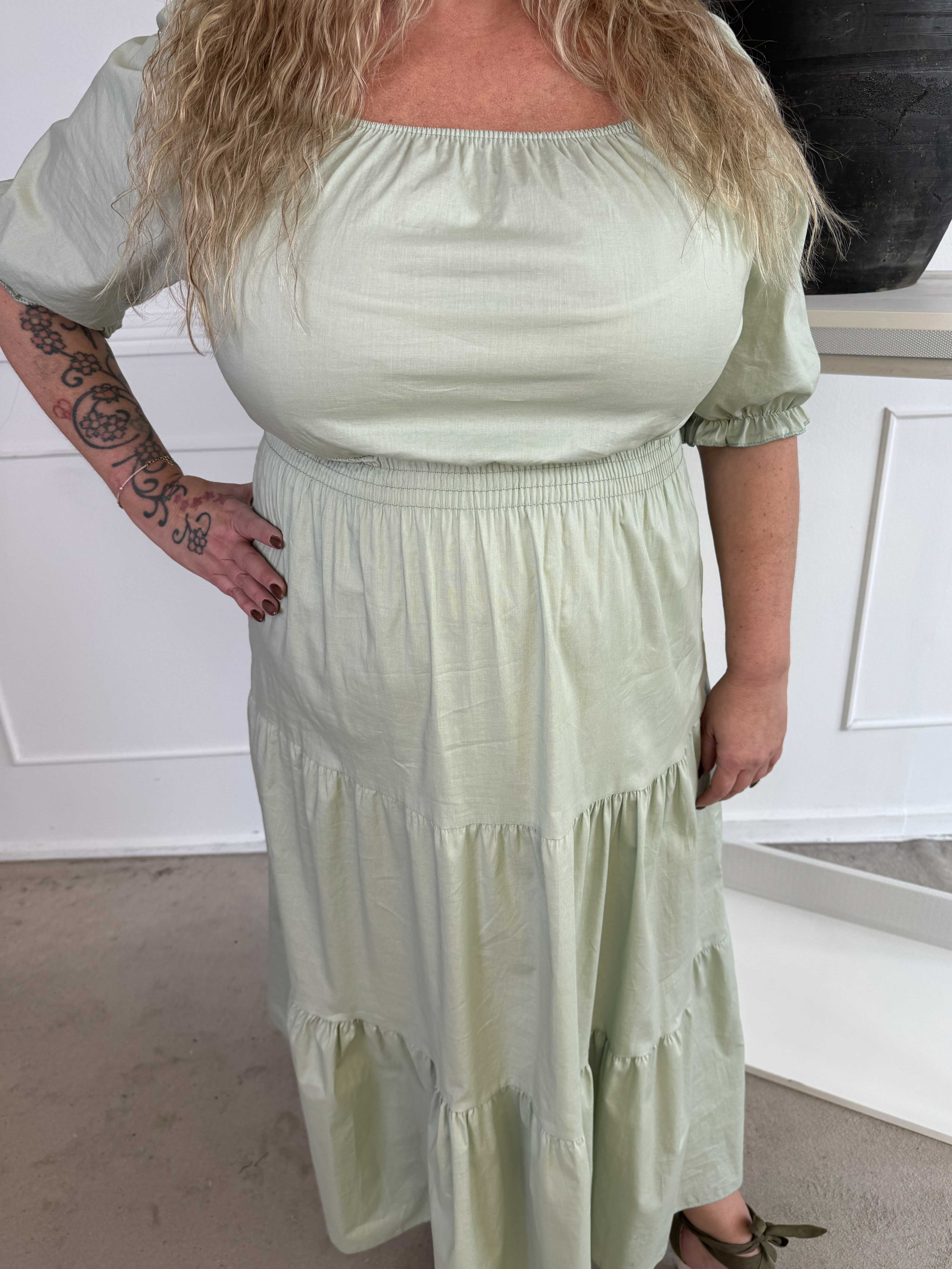 Kayce - Plus size kjole i bomuld med elastik i udskæringen og taljen